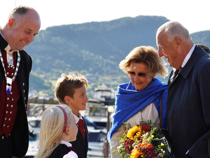Kongen og Dronninga fekk blomster av Martine Nordstrand Brungot og Viljar Hajic Winsrygg da dei kom til Sykkylven. Foto: Liv Anette Luane, Det kongelege hoffet. 