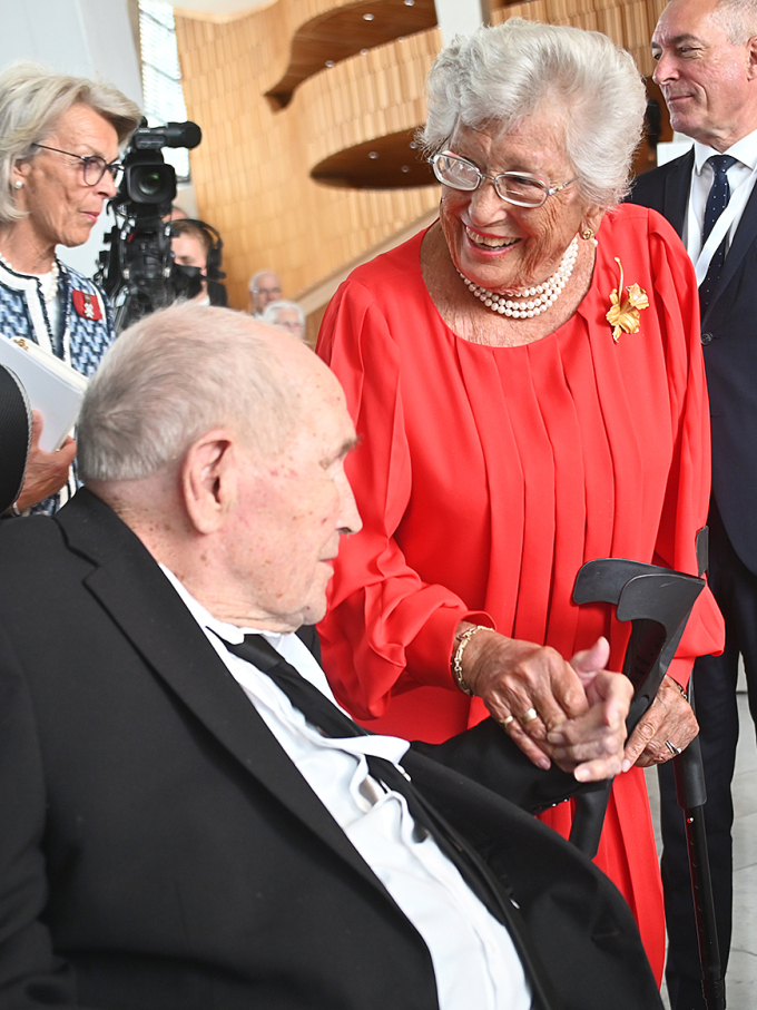 Prinsesse Astrid, fru Ferner snakker med kommandørkaptein Monrad August Mosberg under frigjøringslunsjen. Foto: Sven Gj. Gjeruldsen, Det kongelige hoff