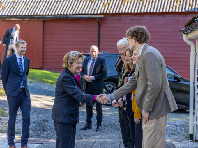 Elevstyrerepresentant Ernst Roxenholt helsar Dronninga velkomen. Foto: Constantine Borys / UWC Røde Kors Nordisk