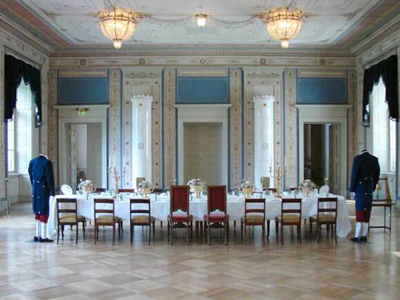 Gjenstander mottatt som kroningsgaver av Kong Haakon og Dronning Maud inngikk i oppdekningen. Foto: Liv Osmundsen, Det kongelige hoff