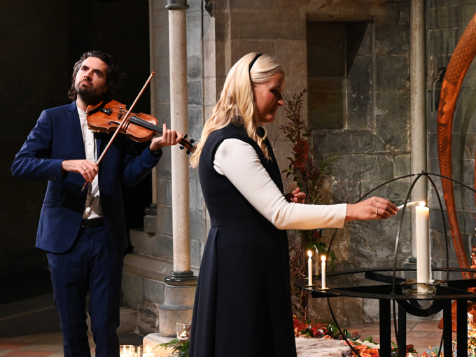 Kronprinsesse Mette-Marit tenner lys ved det samiske alteret i Nidarosdomen. Foto: Sven Gj. Gjeruldsen, Det kongelige hoff