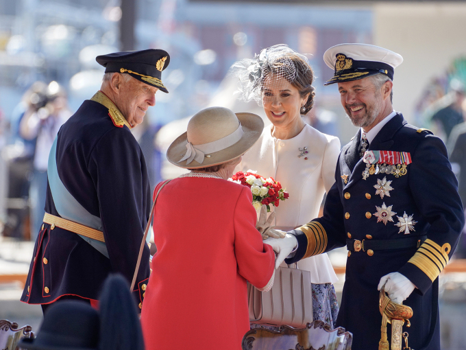 Kong Frederik og Dronning Mary ble ønsket varmt velkommen av vertskapet, Kong Harald og Dronning Sonja. Foto: Ole Berg Rusten, NTB