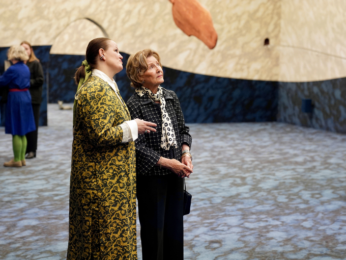 Tori Wrånes er årets festspillutstiller og viste selv Dronningen omkring i utstillingen. Foto: Liv Anette Luane, Det kongelige hoff