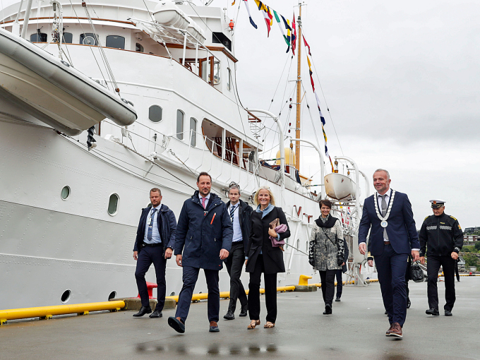 Reisen foregår med Kongeskipet Norge. Ved kaien i Kristiansund ble Kronprinsparet møtt av fylkesmann Rigmor Brøste, ordfører Kjell Neergaard og politimester Ingar Bøen. Foto: Berit Roald / NTB