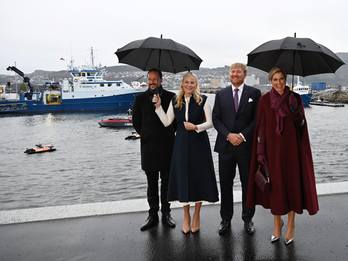 Selskapet på vei til møter med utviklere av maritim teknologi. I bakgrunnen ligger NTNUs forskningsskip Gunnerus. Foto: Sven Gj. Gjeruldsen, Det kongelige hoff