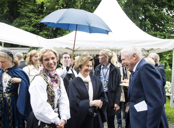 I høve Kongeparets 25 år på trona vart det invitert til hagefest på Ledaal. Foto: Carina Johansen / NTB 