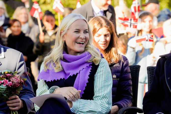 Kronprinsessen under folkefesten i sentrum av Gol. Foto: Ole Berg-Rusten / NTB