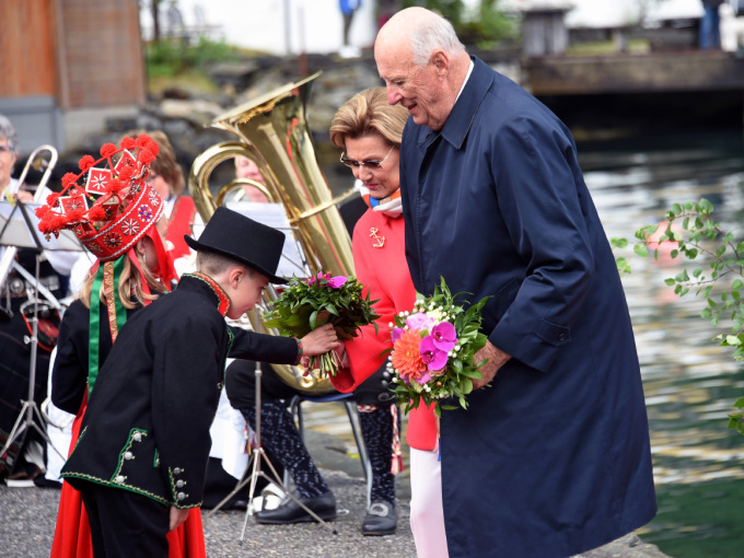 Jarand Selsvik og Julia Lothe Midthun ønskte Kongeparet velkommen. Foto: Sven Gj. Gjeruldsen, Det kongelege hoffet