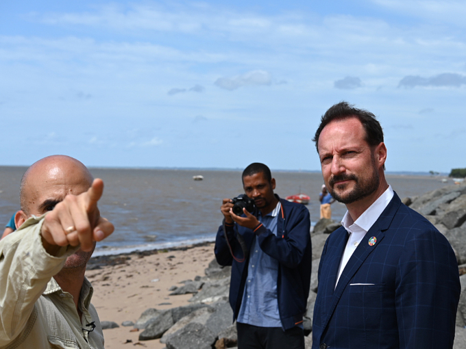 På stranden fortalte lederen av CEAR, Carlos Serra, mer om klimaendringenes effekter i Mosambik. Foto: Sven Gj. Gjeruldsen, Det kongelige hoff