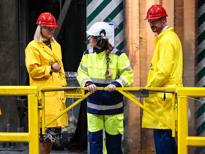 Fabrikksjef Anneli Nesteng viser Kronprinsparet omkring på Hydro Holmestrand. Foto: Lise Åserud / NTB scanpix