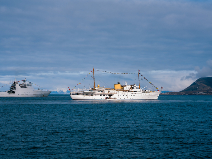 Kongeparet ankommer Longyearbyen – Svalbards administrasjonssenter innerst i Adventsfjorden – med Kongeskipet Norge. Foto: Ola Vatn, Det kongelige hoff