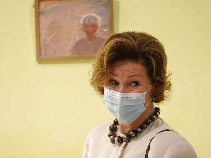 Dronning Sonja får en lukket omvisning i utstillingen. Foto: Geir Olsen, NTB
