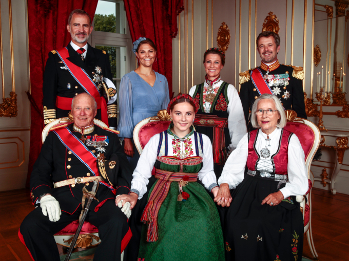 Prinsessen med fadderne sine: H.M. Kong Harald, H.M. Kong Felipe av Spania, H.K.H. Kronprins Frederik av Danmark, H.K.H. Kronprinsesse Victoria av Sverige, Prinsesse Märtha Louise og Marit Tjessem. Foto: Lise Åserud, NTB scanpix