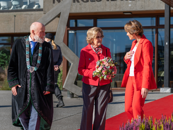 Dronning Sonja i samtale med rektor Aage Radmann og professor Jorunn Sundgot-Borgen ved Norges idrettshøgskole på Sognsvann i Oslo. Foto: Liv Anette Luane, Det kongelege hoffet 