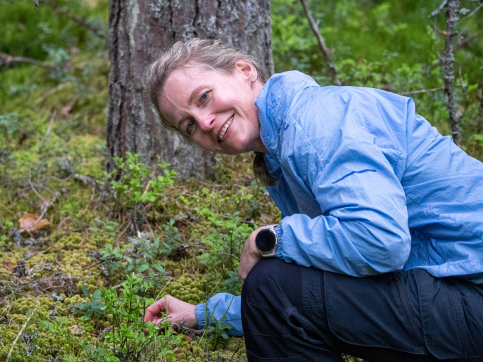 I vernet skog og langt inn fra skogsveien hadde Alexandra Abrahamson hos Statsforvalteren i Innlandet funnet fram til huldretorvmose – som er sterkt truet. Og like i nærheten hekker hønsehauken, en kraftig rovfugl. Foto: Liv Anette Luane, Det kongelige hoff