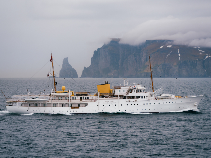 Kongeskipet Norge seiler langs kysten av Bjørnøya. Foto: Ola Vatn, Det kongelige hoff