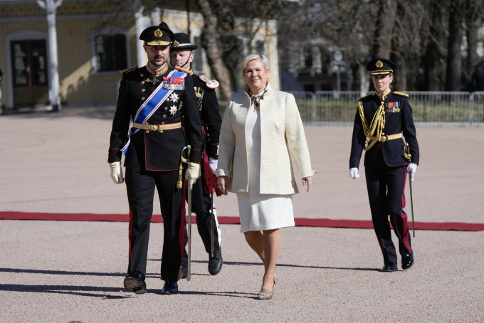 Kronprinsen og den islandske presidenten Halla Tómasdóttir på Slottsplassen. Foto: Javad Parsa / NTB
