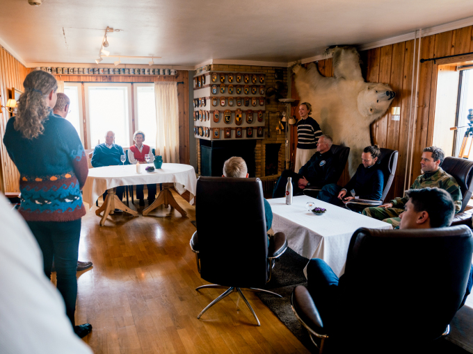 Kong Harald og Dronning Sonja møter de ansatte inne i stasjonsbygningen på Bjørnøya. Foto: Ola Vatn, Det kongelige hoff