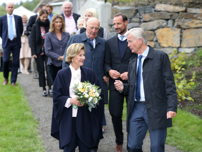Dronning Sonja kjem til opninga saman med Kongen, Kronprinsparet og Prinsesse Märtha Louise. Foto: Geir Olsen / NTB scanpix