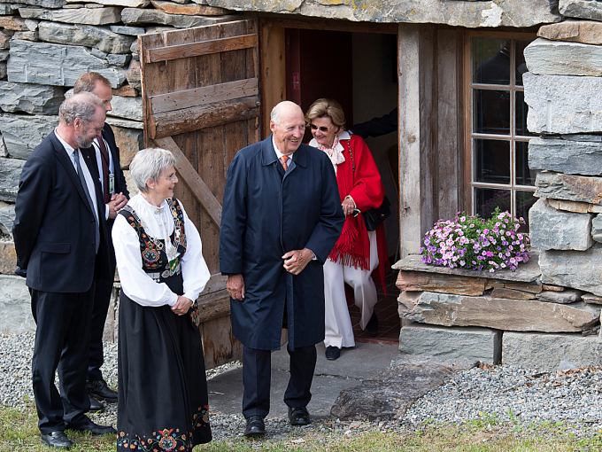 Kongeparet forlèt Havaas-samlinga etter eit besøk blant arbeida til den sjølvlærte botanikaren. Foto: Marit Hommedal / NTB scanpix 