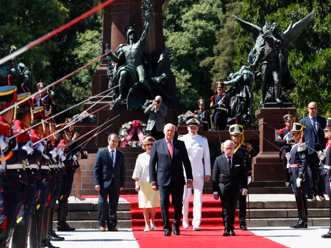 Statsbesøket ble innledet med kransnedleggelse på nasjonalmonumentet på Plaza San Martín i Buenos Aires. Foto: Heiko Junge / NTB scanpix