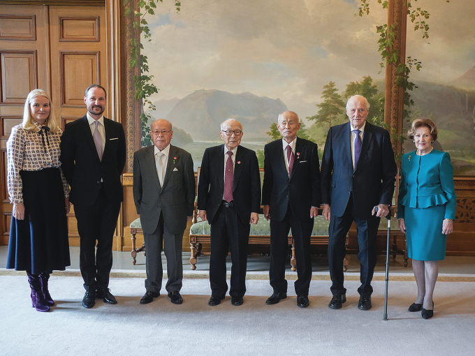Terumi Tanaka, Shigemitsu Tanaka og Toshiyuki Mimaki ble mottatt i audiens på Det kongelige slott. Foto: Terje Pedersen / NTB 
